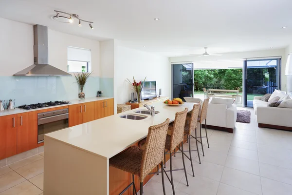 Moderne keuken en woonkamer — Stockfoto