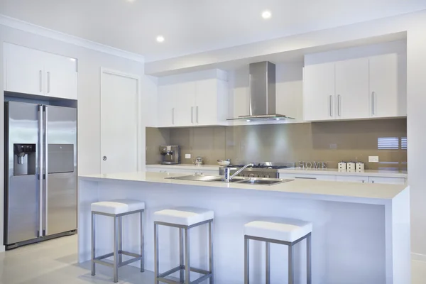 yeni modern bir mutfak