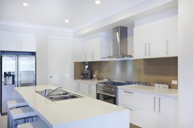 yeni modern bir mutfak