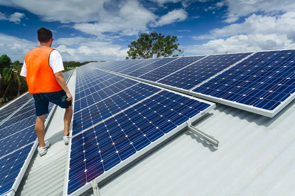 Paneles solares en el techo de fábrica —  Fotos de Stock