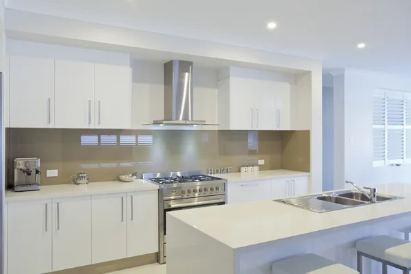 yeni modern bir mutfak