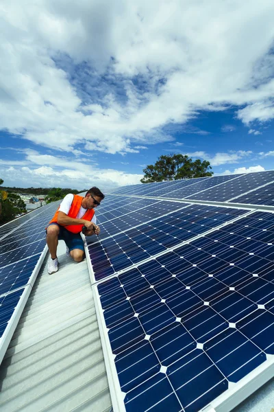 Instalação do painel solar — Fotografia de Stock