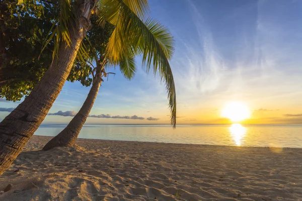 Pôr do sol na praia — Fotografia de Stock