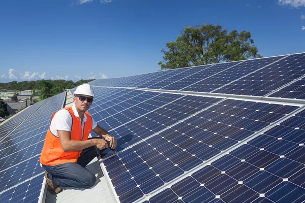 Paneles solares con técnico —  Fotos de Stock