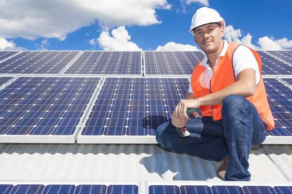 Paneles solares con técnico — Foto de Stock