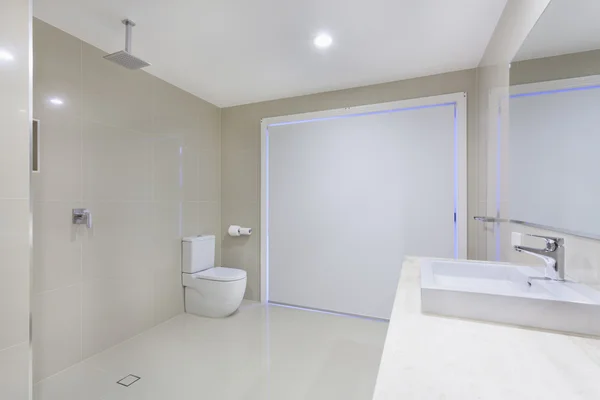 Banheiro minimalista — Fotografia de Stock