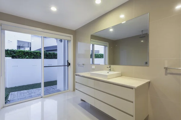 Minimalist bathroom — Stock Photo, Image