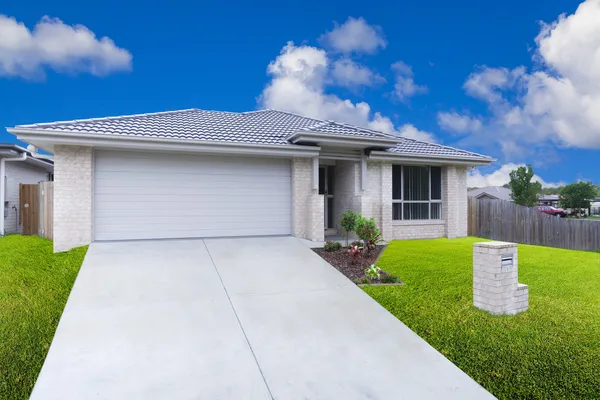 Frente a la casa suburbana — Foto de Stock