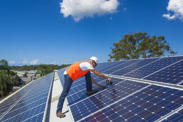 Paneles solares con técnico — Foto de Stock