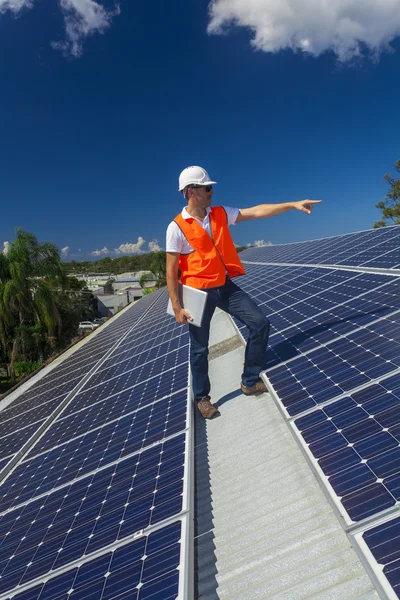 Painéis solares com técnico — Fotografia de Stock