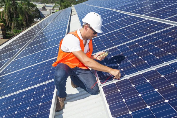 Painéis solares com técnico — Fotografia de Stock