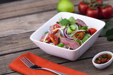 Tai biftek salatası