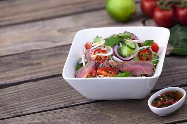 Ensalada de carne tailandesa —  Fotos de Stock