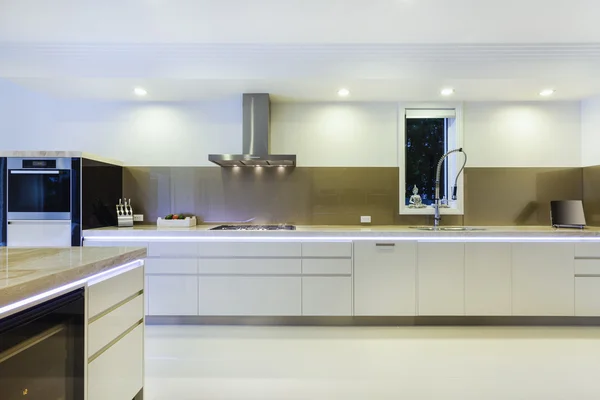 Cozinha moderna LED iluminada — Fotografia de Stock