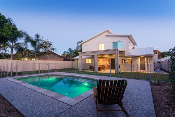 Moderno patio trasero con piscina — Foto de Stock