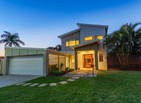 Moderna casa al atardecer — Foto de Stock