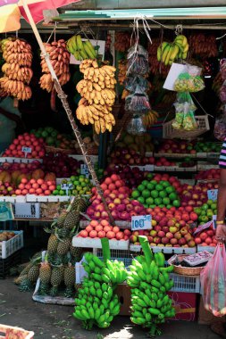 Sri Lanka 'daki Kandy pazarında renkli meyve tezgahı