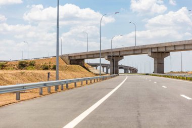 Boş yeni yapılmış otoyol ve üstgeçit