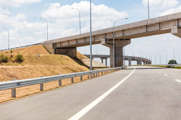 Boş Yeni Yapılmış Otoyol Üstgeçit — Stok fotoğraf