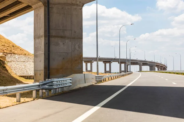 Boş Yeni Yapılmış Otoyol Üstgeçit — Stok fotoğraf