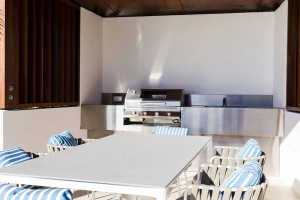 Espace Barbecue Extérieur Avec Table Chaises — Photo