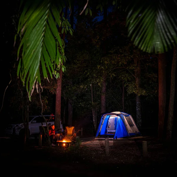 Camping Junto Fuego Entorno Selva Tropical —  Fotos de Stock