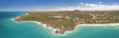 Avustralya 'nın Queensland kıyısındaki Agnes Water kasabasının panoramik manzarası