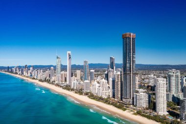 Güneşli bir günde, Avustralya, Queensland 'da nefes kesici Altın Sahil' in gökyüzü manzarası.