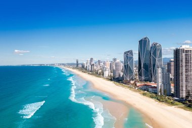 Güneşli bir günde, Avustralya, Queensland 'da nefes kesici Altın Sahil' in gökyüzü manzarası.