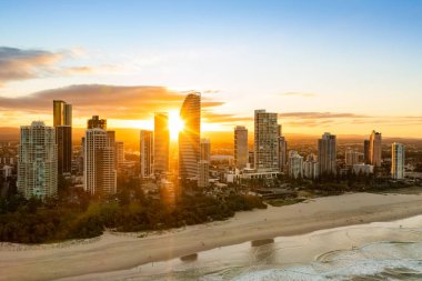 Günbatımında Broadbeach 'in hava görüntüsü, Queensland, Avustralya