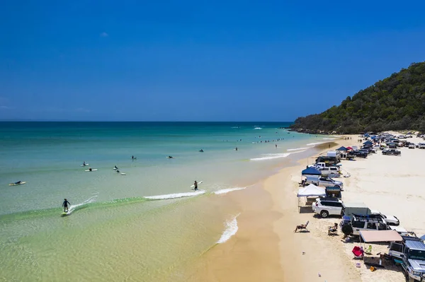 Pojazdy 4Wd Surferzy Double Island Point Słoneczny Dzień Queensland Australia — Zdjęcie stockowe