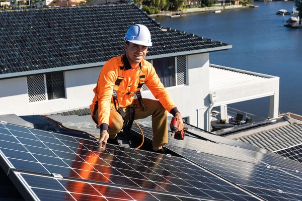 Solar Panel Technician Drill Installing Solar Panels House Roof Sunny — Stock Photo, Image