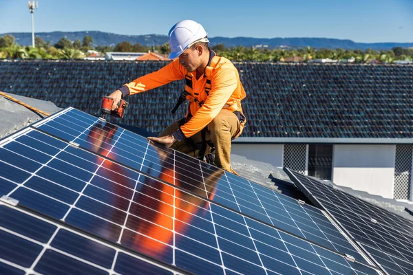 Technik Panelu Słonecznego Wiertłem Instalującym Panele Słoneczne Dachu Domu Słoneczny — Zdjęcie stockowe