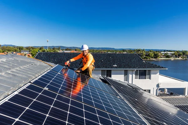 Solární Panelový Technik Vrtačkou Instalující Solární Panely Střechu Domu Slunečného — Stock fotografie