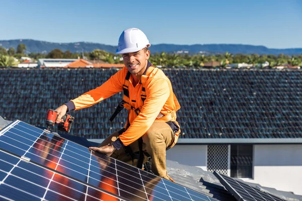 Solar Panel Technician Drill Installing Solar Panels House Roof Sunny — Stock Photo, Image