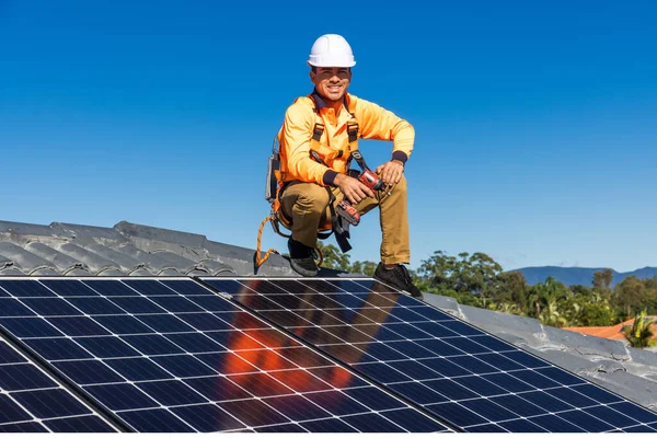 Técnico Painel Solar Com Broca Instalação Painéis Solares Telhado Casa — Fotografia de Stock