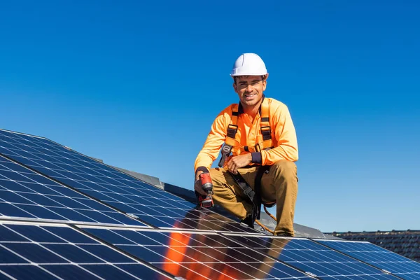 Técnico Paneles Solares Con Taladro Que Instala Paneles Solares Techo —  Fotos de Stock