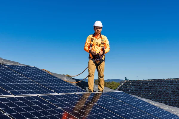 Técnico Paneles Solares Con Medidor Energía Paneles Solares Techo Casa —  Fotos de Stock