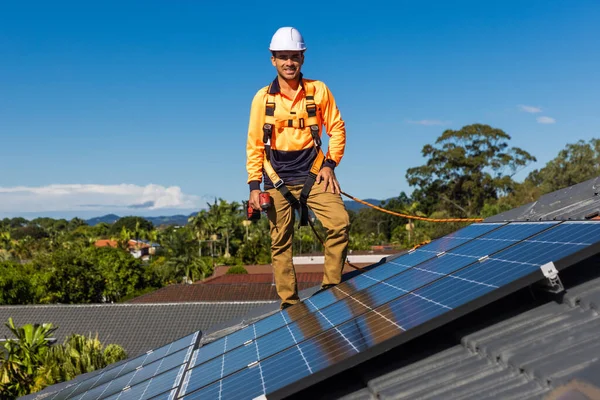 Técnico Painel Solar Com Broca Instalação Painéis Solares Telhado Casa — Fotografia de Stock