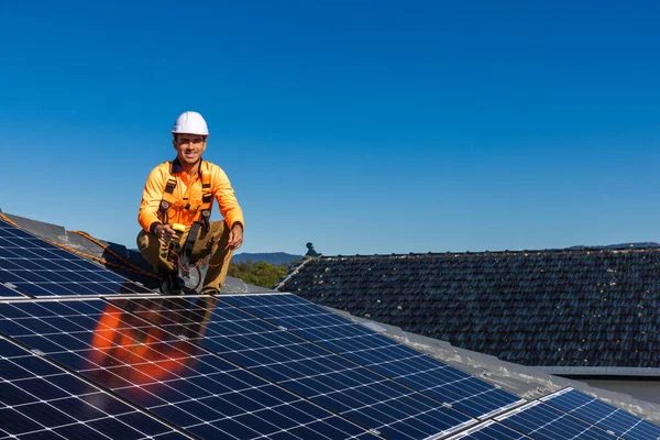 Técnico Painel Solar Com Medidor Potência Painéis Solares Telhado Casa — Fotografia de Stock