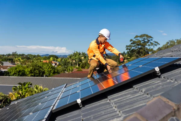 Technicien Panneaux Solaires Avec Perceuse Installant Des Panneaux Solaires Sur — Photo