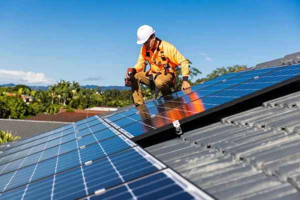 Solární Panelový Technik Vrtačkou Instalující Solární Panely Střechu Domu Slunečného — Stock fotografie