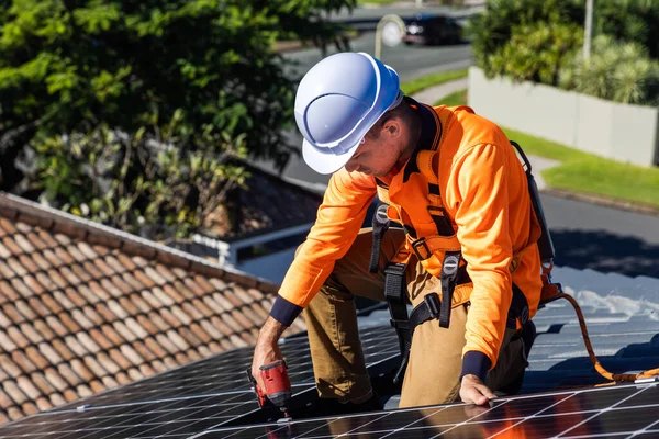 Técnico Painel Solar Com Broca Instalação Painéis Solares Telhado Casa — Fotografia de Stock