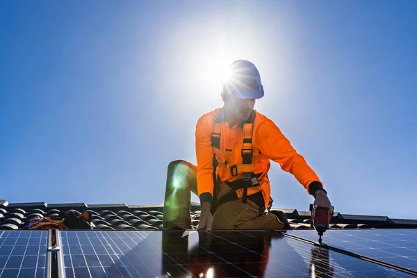 Sonnenkollektortechniker Mit Bohrmaschine Installiert Einem Sonnigen Tag Sonnenkollektoren Auf Dem — Stockfoto