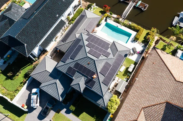 Solární Panely Technik Luxusním Nábřeží Domů Slunečného Dne — Stock fotografie