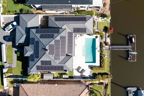 Paneles Solares Técnico Casa Lujo Frente Mar Día Soleado — Foto de Stock