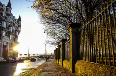 Güneş sabahleyin Douglas adasında doğuyor, Man adasında.