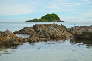 Chonburi 'nin Sattahip bölgesinde küçük bir adası olan Tayland kayalık deniz kıyısının güzel kristal berraklığında suyu.