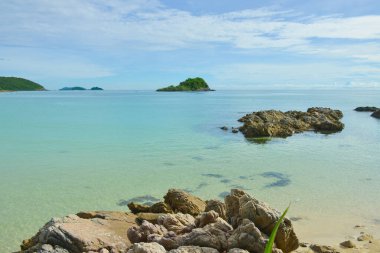 Chonburi 'nin Sattahip bölgesinde küçük bir adası olan Tayland kayalık deniz kıyısının güzel kristal berraklığında suyu.
