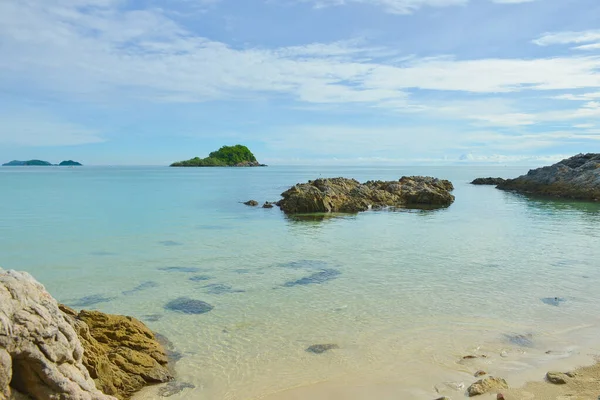 Belle Eau Mer Cristalline Thaïlande Plage Bord Mer Rocheuse Avec — Photo